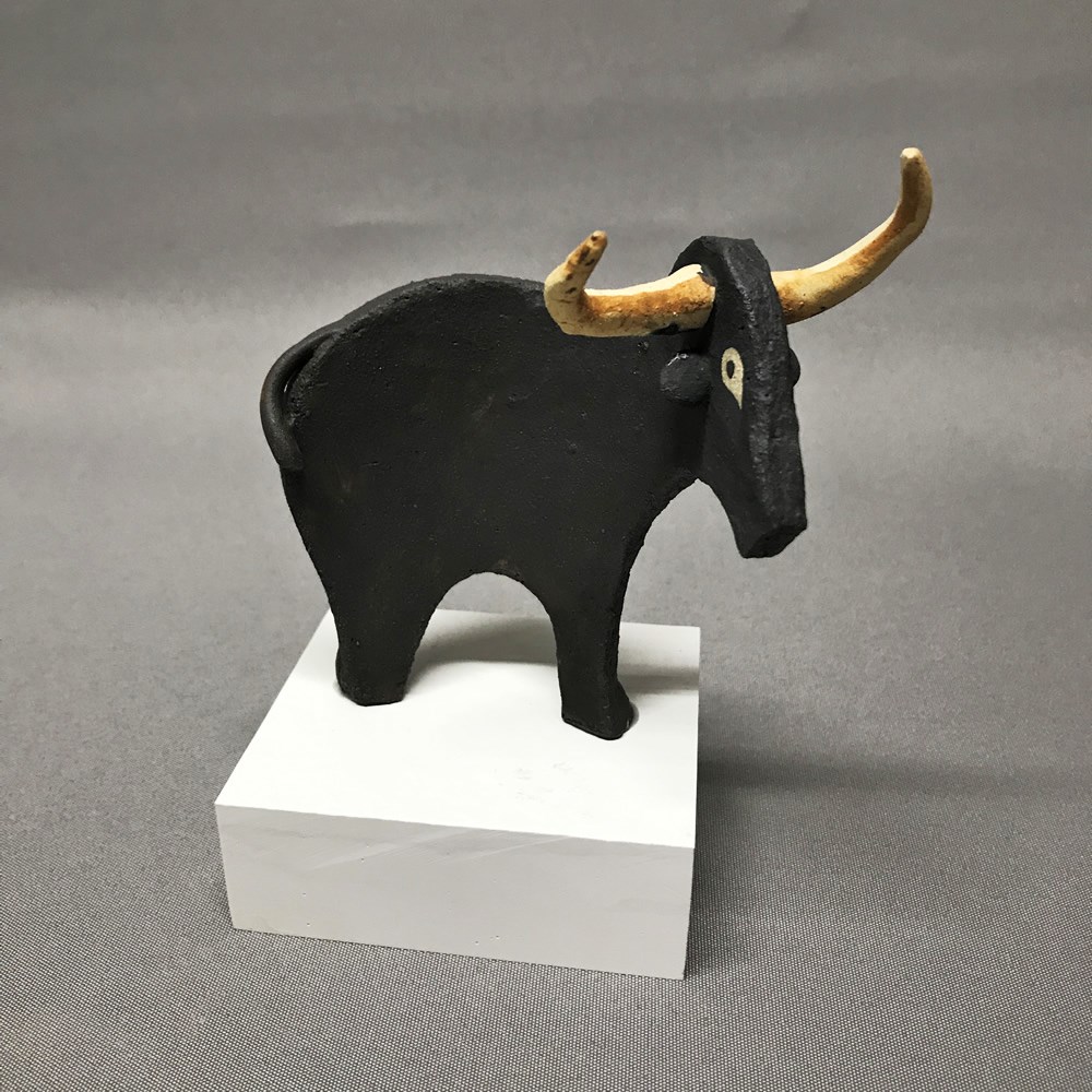 Escultura de un toro con peana ref. 601